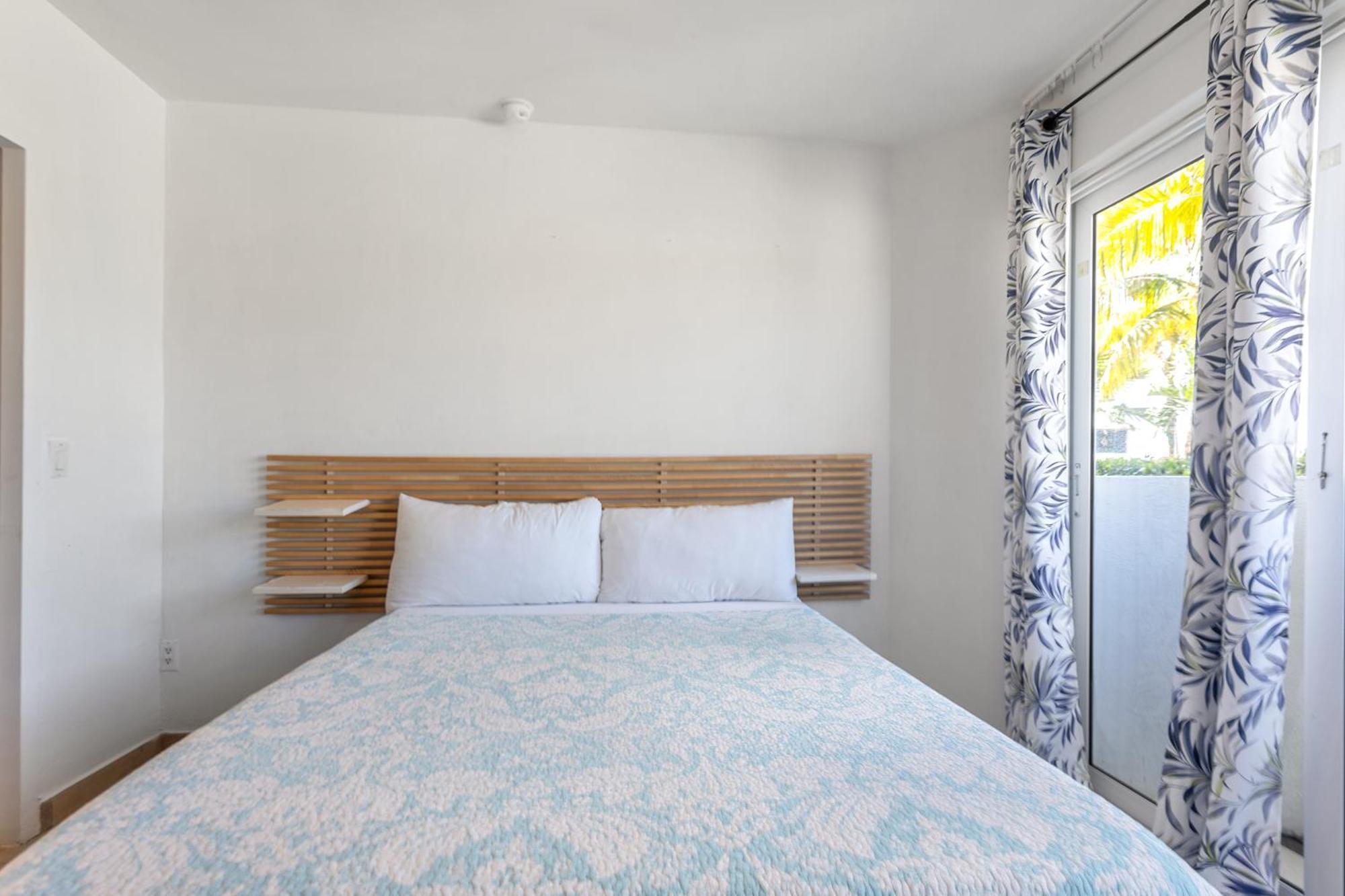 Maho Beach House - Petite Studio - Beach Access Экстерьер фото