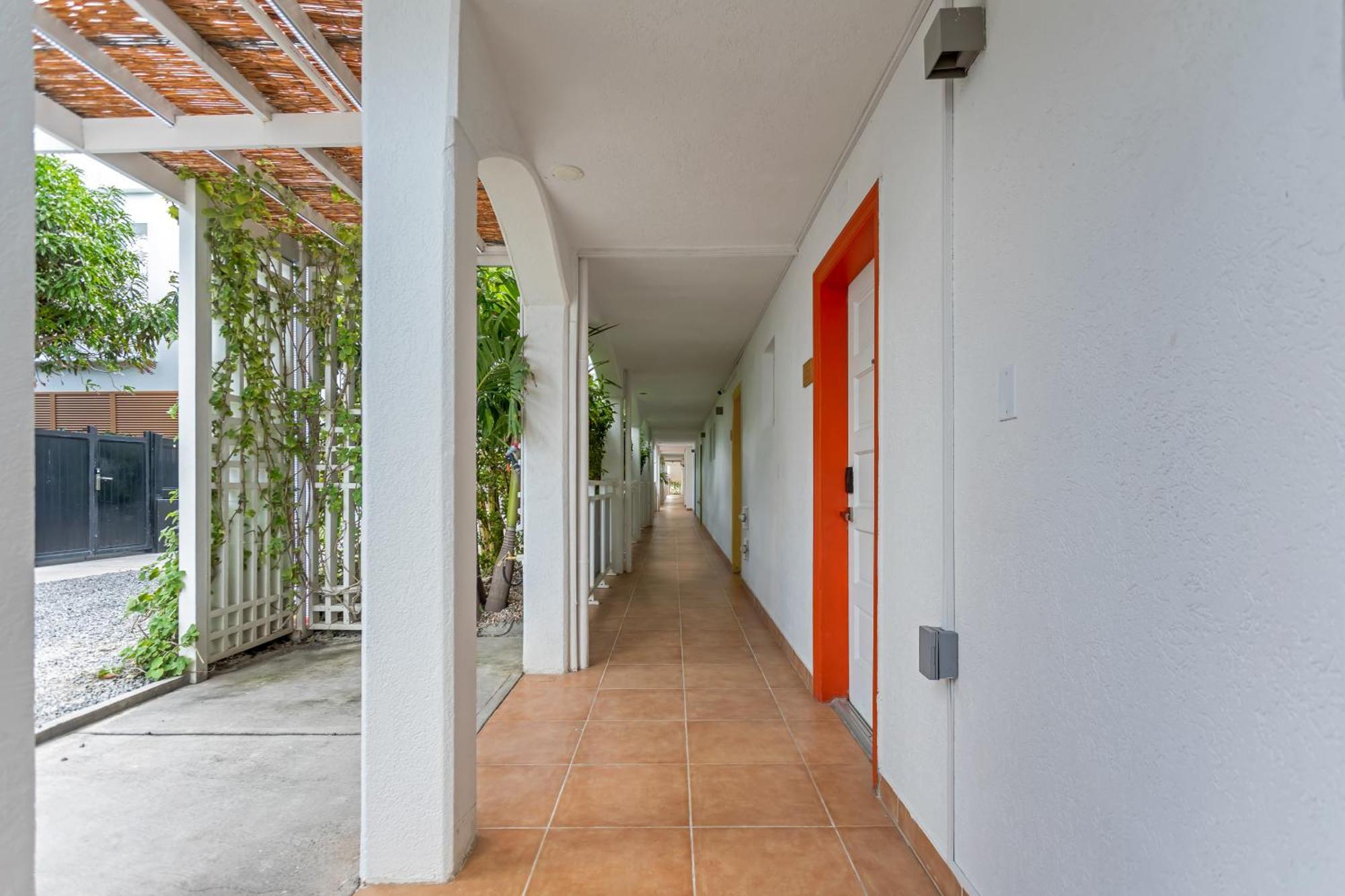 Maho Beach House - Petite Studio - Beach Access Экстерьер фото