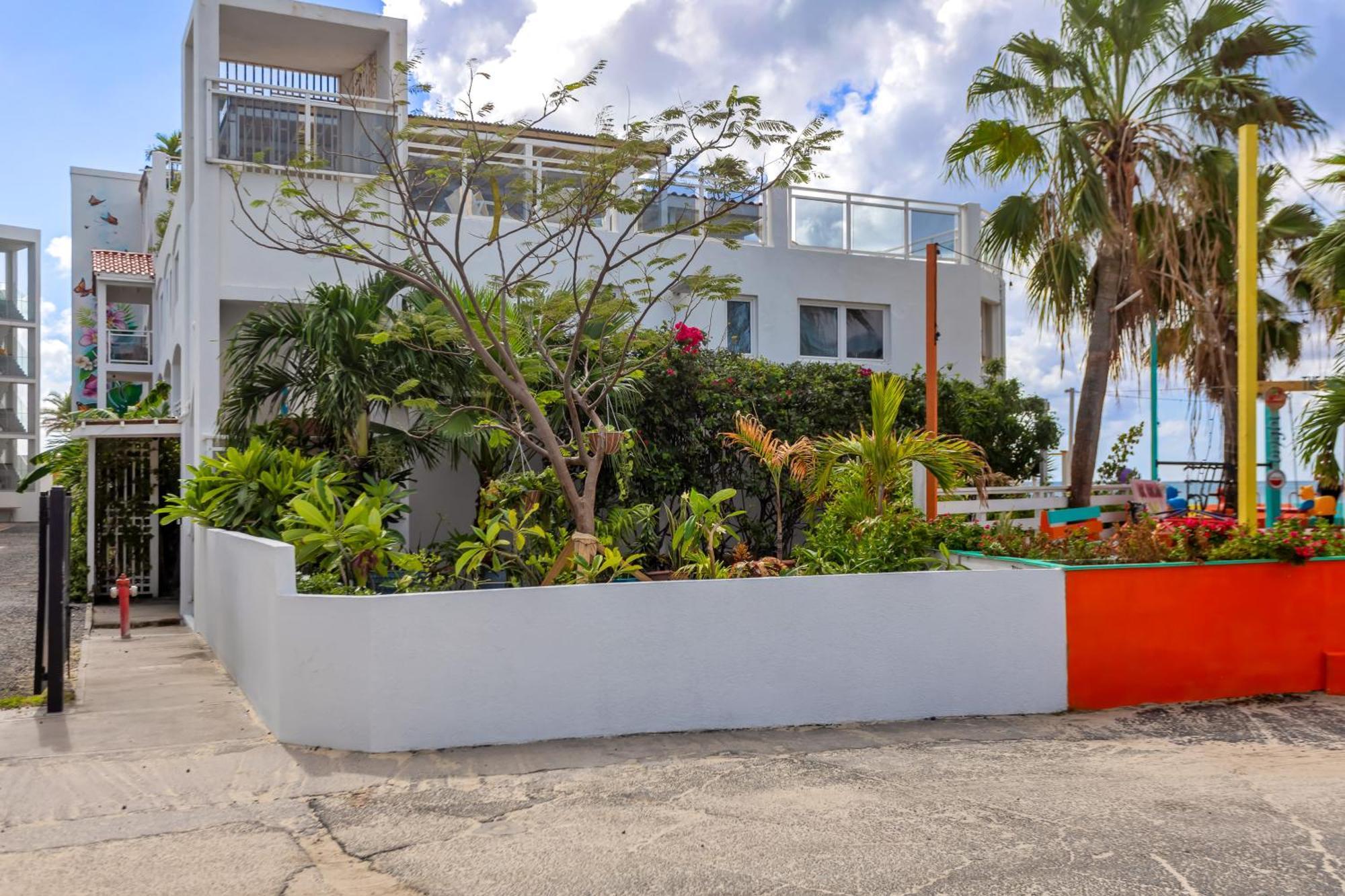 Maho Beach House - Petite Studio - Beach Access Экстерьер фото
