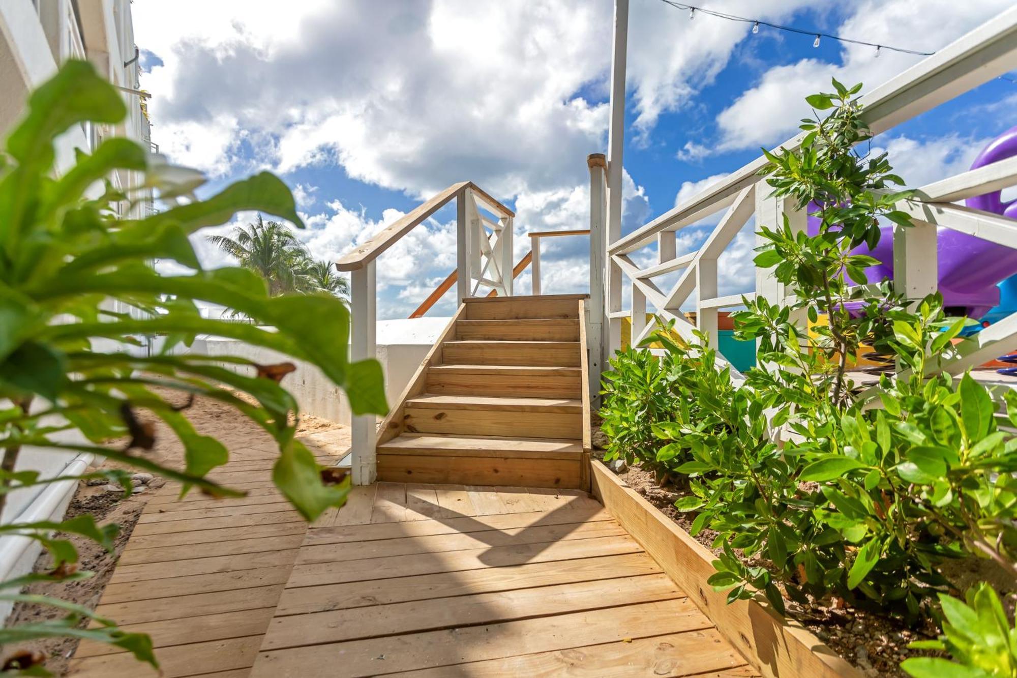 Maho Beach House - Petite Studio - Beach Access Экстерьер фото